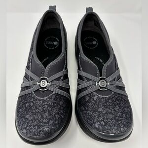 Bzees Ladies Black/Grey Slip-On Flats 8.5 Style is Rosie Great Condition